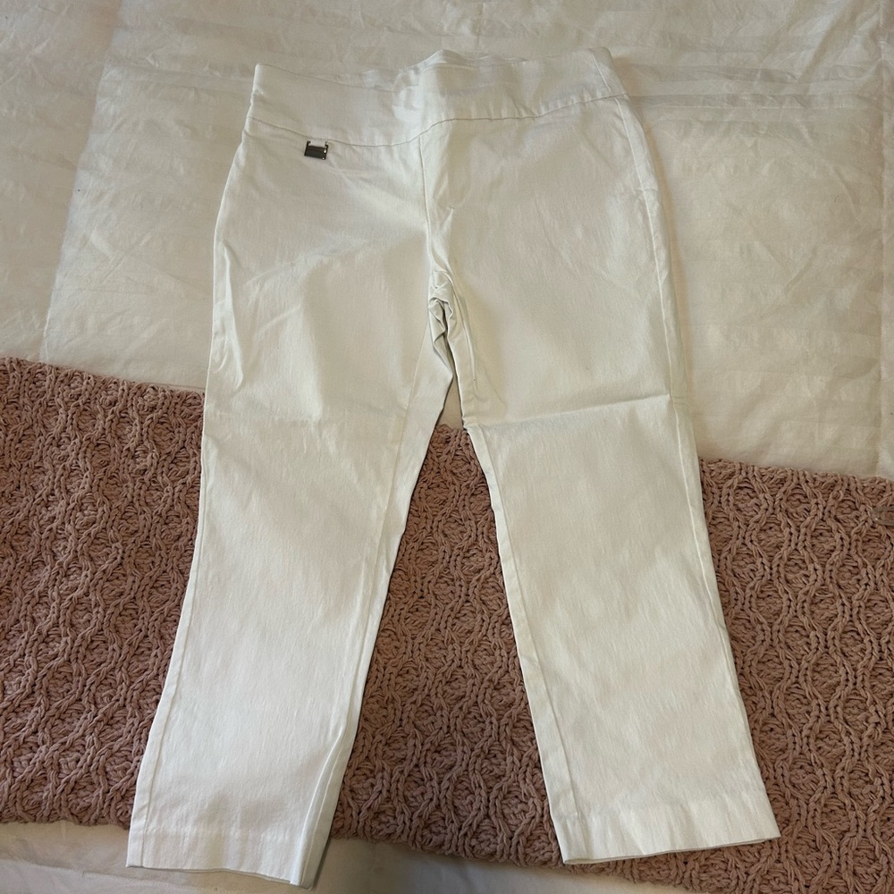 ๐Alfani Women's White Cropped pull on Capris - Picture 2 of 4